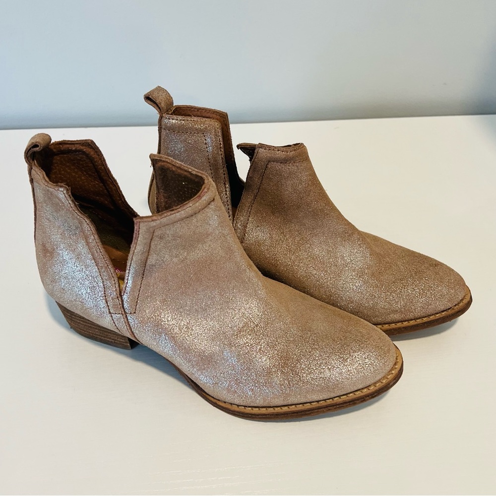 Super cute metallic bootie